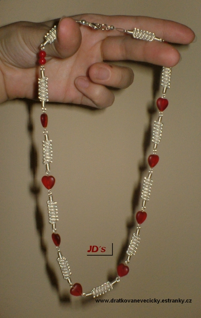 Stříbrný náhrdelník s červenými srdíčky.JPG