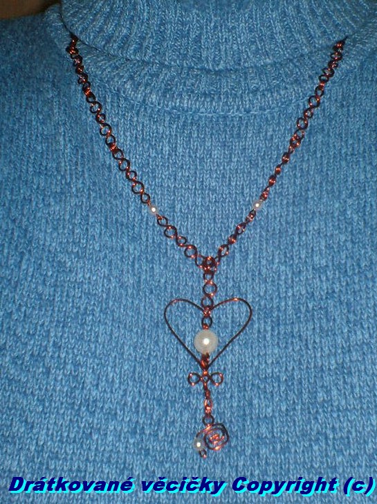 Drátkovaný náhrdelník srdíčko na krku.JPG